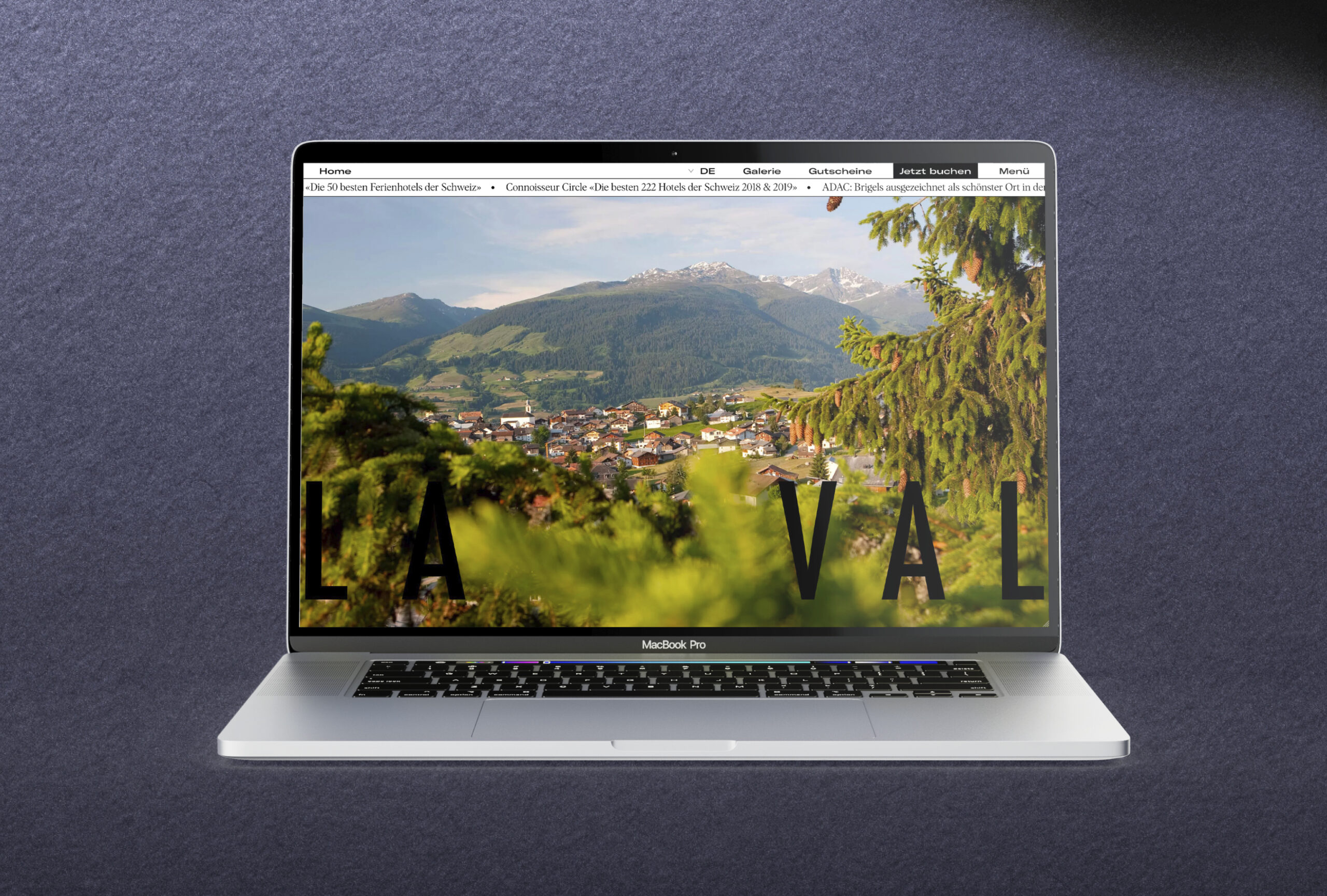 Silbernes Macbook auf blauem Grund. Fullscreen-Darstellung der Neuen Laval-Homepage