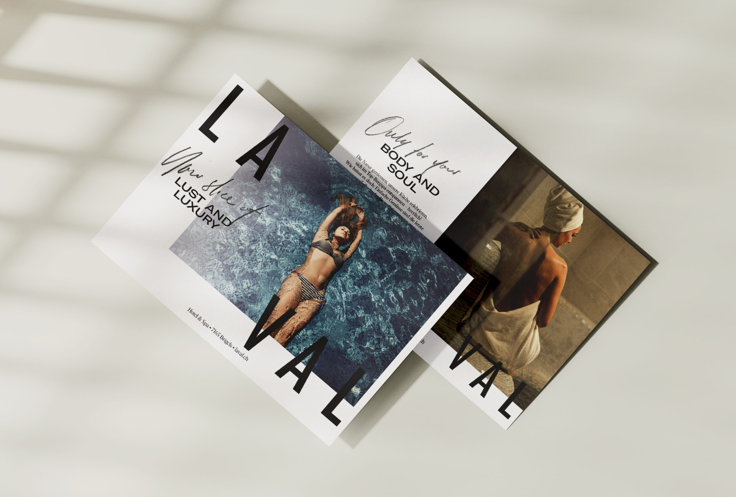 Zwei Laval-Postkarten auf beigem Hintergrund mit Halbschatten-Lichtsituation