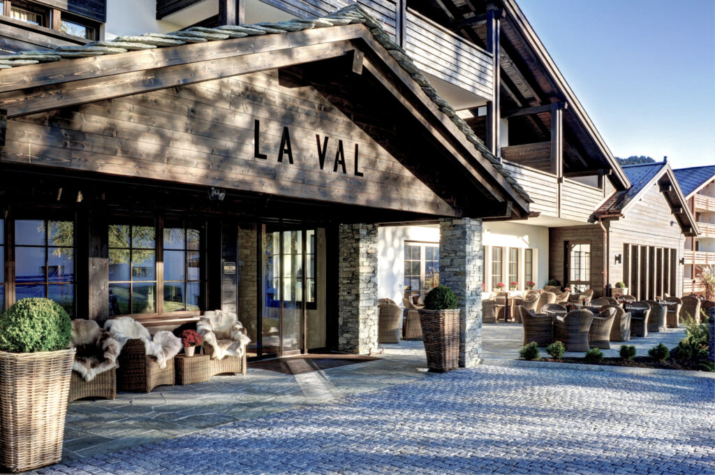 Aussenansicht des Eingangsbereiches des Hotel & Bergspa Laval in Brigels im Sommer