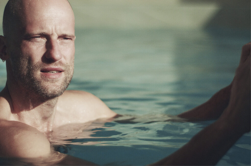 Hotelgast des Hotel & Spa Laval in Brigels im Swimmingpool im Spabereich des Gebäudes.